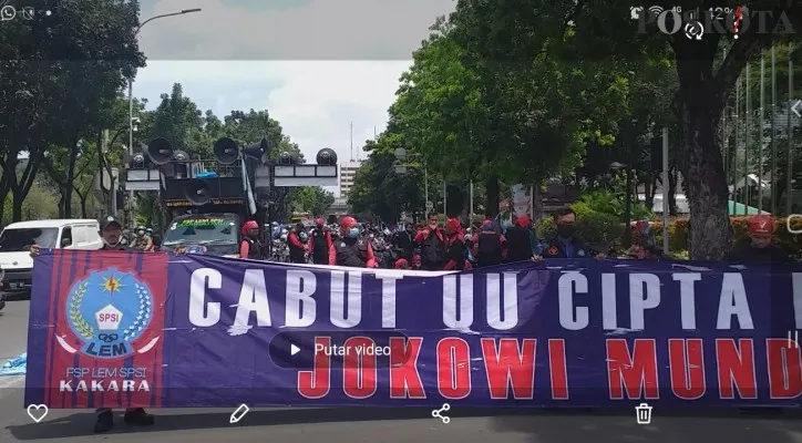 Ribuan buruh atau pekerja demo di Balaikota DKI Jakarta minta kenaikan UMP Tahun 2022, senilai 10 Persen . (foto: poskota/deny)