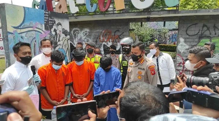 Polisi tangkap pelaku pencurian dan kekerasan sopir Blue Bird di Bogor.