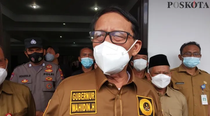 Gubernur Banten Wahidin Halim kekeh menolak revisi UMP-UMK, polisi diminta tindak tegas pendemo yang merusak fasilitas Pemprov. (foto: poskota/luthfi)