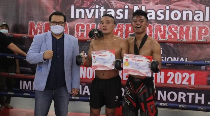 Ketua Dewan Pimpinan Cabang Peradi Jakarta Barat, Suhendra Asido Hutabarat (kiri) bersama dua petarung MMA Championship 2021. (foto: DPC Peradi Jakarta Barat)