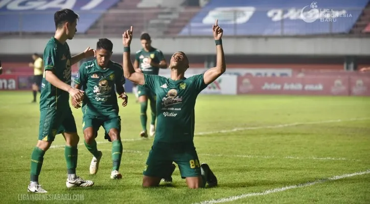 Tim Persebaya, saat bertanding melawan Madura United. (foto: Liga Indonesia Baru)