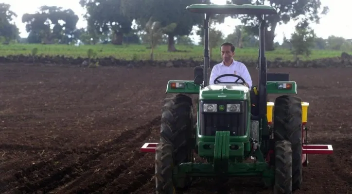 Presiden Joko Widodo menggunakan traktor saat akan tanam jagung. (foto: biro pers)