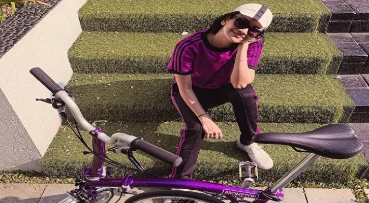 Almarhumah Vanessa Angel bersama sepeda Brompton berwarna ungu (Foto: Instagram/@vanessaangelofficial)