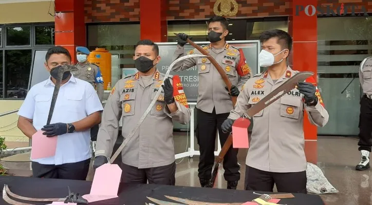 Kapolres Jaksel Kombes Azis Andriansyah menunjukkan barang bukti. (Foto/Poskota.co.id/adji)