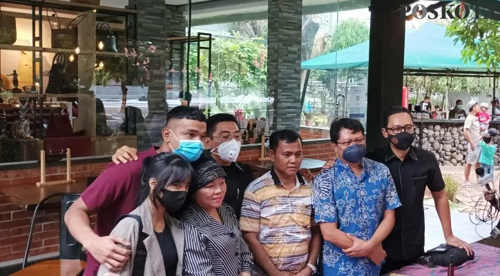 Keluarga Bibi Andriansyah dan tim kuasa hukumnya. (foto: poskota/cr07)