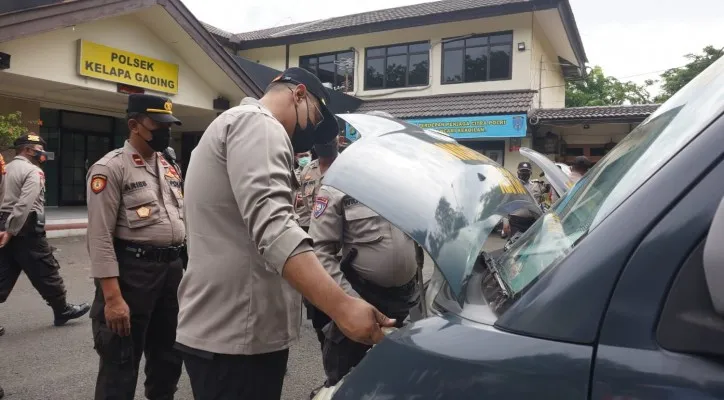 Kapolsek Kelapa Gading, AKP Rio Mikael saat memeriksa kendaraan operasional. (foto: ist)