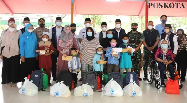 Pemerintah Kota Jakarta Selatan bersama salah satu yayasan memberikan santunan uang dan sembako kepada 33 anak di Lenteng Agung, Jakarta Selatan. (foto: poskota/adji)