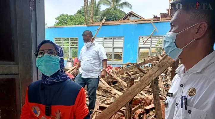 Bupati Lebak meninjau bangunan ambruk di SMPN 1 Cibeber. (yusuf)