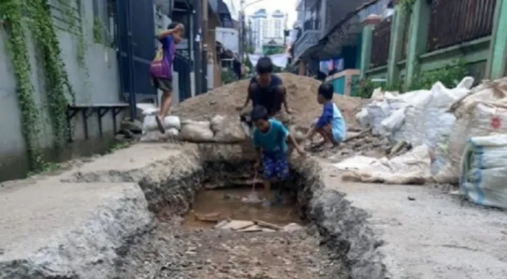 Limbah galian di Jl. Kebon Mangga I, Cipulir, Kebayoran Lama, Jaksel, dibiarkan menumpuk hingga mengganggu akses warga. (ist)