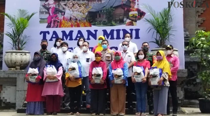 Menajemen PT TWC memberikan bantuan paket sembako bagi warga sekitar Taman Mini Indonesia Indah (TMII), Cipayung, Jakarta Timur, Kamis (25/11/2021). (cr02