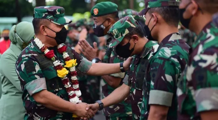 Kasad Jenderal TNI Dudung Abdurachman didampingi Ketua Umum Persit Kartika Chandra Kirana Ny. Rahma Dudung Abdurachman saat tiba di Makassar. (foto: ist)