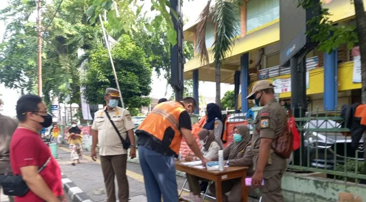 Kegiatan tertib masker oleh petugas di kawasan Grogol Petamburan Jakarta Barat. (Ist)