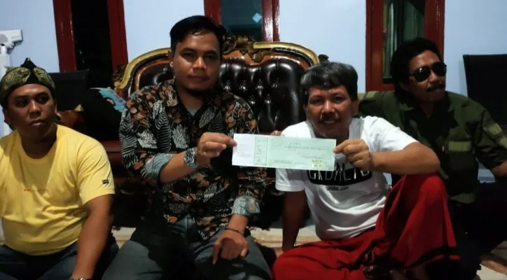 Para saksi saat Memperlihatkan bukti dari pada petinggi salah satu partai di kabupaten Bekasi. (ist)