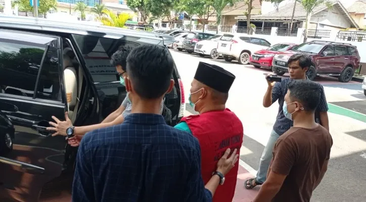 Mantan Kades Kramatjati, Abudin saat akan dikirim ke Rutan Serang oleh penyidik Kejari Serang. (foto: ist)