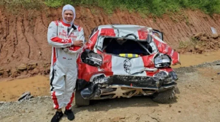 Beredar foto, Bambang Soesatyo (Bamsoet), Ketua Umum IMI Pusat yang mengalami kecelakaan saat melakukan lap pemanasan bersama Sean Gelael di Kejurnas Sprint Rally 2021, di sirkuit Rally Meikarta, dikabarkan selamat. (ist)