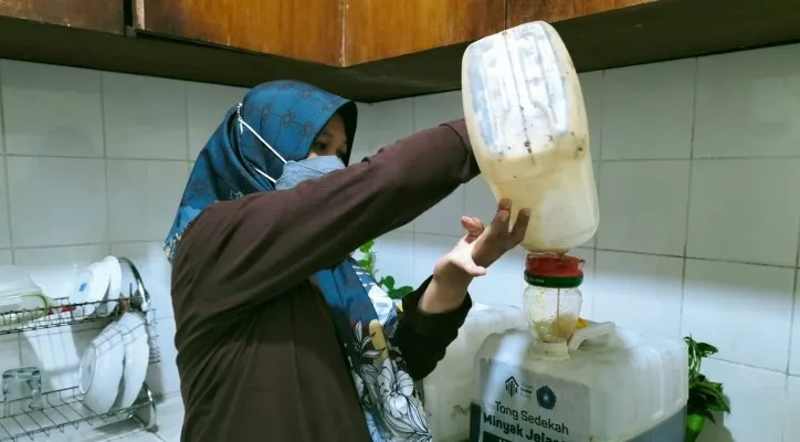 Minyak jelantah yang dikumpulkan di Kelurahan Joglo, Jakarta Barat. (foto: ist)