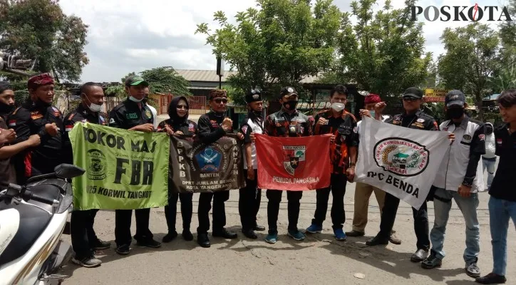 Penurunan bendera ormas dan bendera ormas yang masih bertikai. (foto: poskota/ Iqbal)