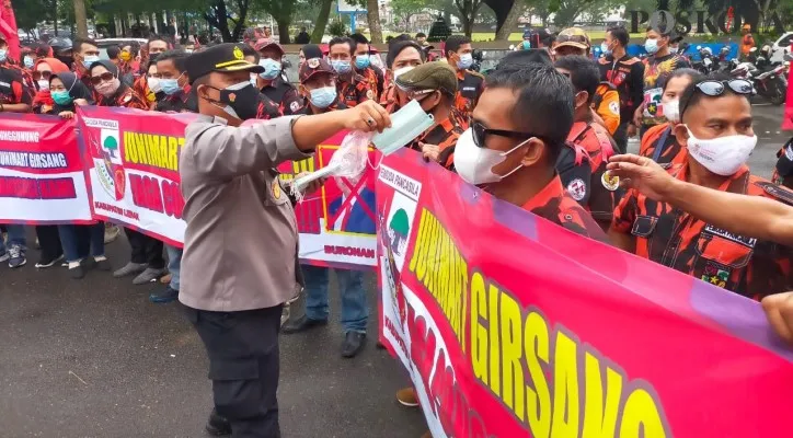 Ormas PP melakukan aksi unjuk rasa di Kantor DPRD Lebak, Banten. (foto: poskota/yusuf permana)