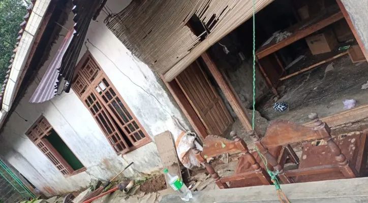 Pergerakan tanah telah menyebabkan rumah warga di Cikotok amblas. (Foto/BPBD Lebak)