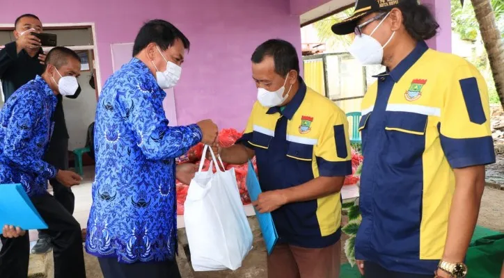 Ketua Korpri Kabupaten Tangerang, Moch. Maesyal Rasyid saat memberikan bantuan. (foto: ist)