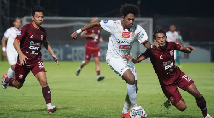 Aksi pemain Persija saat melawan Borneo FC di Stadion Moch. Soebroto, Magelang, Senin (29/11). (Foto/LigaIndonesiaBaru)