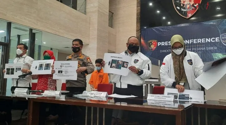 Bareskrim Polri menggelar Jumpa Pers terkait seorang predator Seks via game online. (foto: poskota/ adji)