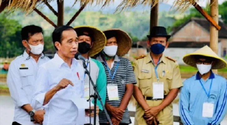 Presiden Joko Widodo saat berdialog dengan petani saat kunjungan ke Jawa Timur. (Foto: biro pers)