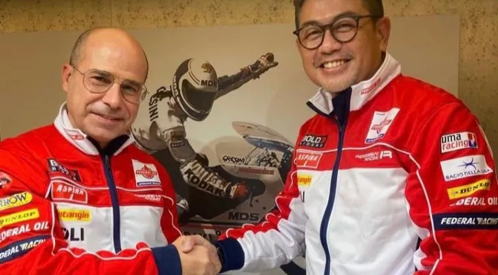 Penandatanganan kontrak sponsorship dengan Gresini Racing saat di GP Valencia 2021 lalu. (Foto/Federal Oil/Ist)