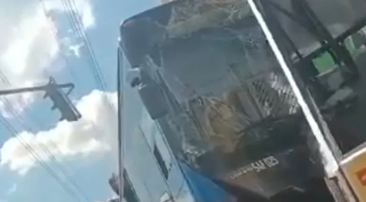 Bus Transjakarta tabrak pos Polisi di Cililitan.