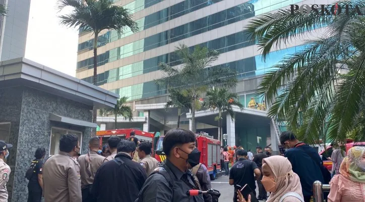 Kebakaran di Gedung Cyber, Mampang, Jakarta Selatan. (Foto/Poskota.co.id/Adji)