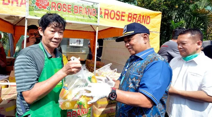 Kemendag saat operasi pasar minyak goreng beberapa wakti lalu. (humas Kemendag)