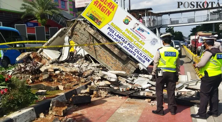 Pos Lantas PGC Cililitan yang ambruk akibat ditabrak Bus Transjakarta pada Kamis (2/12/2021) siang. (cr02) 