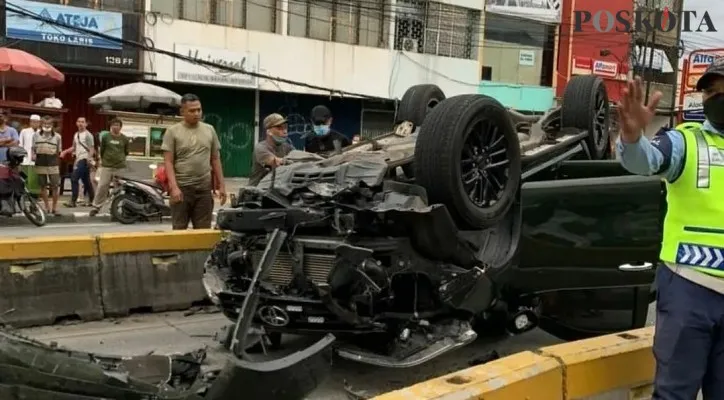 Kondisi mobil yang mengalami kecelakaan di Jalan Jatinegara Barat, Jatinegara, Jakarta Timur, Jumat (3/12/2021) pagi foto: tangkapan layar instagram/ @info_jakartatimur) 