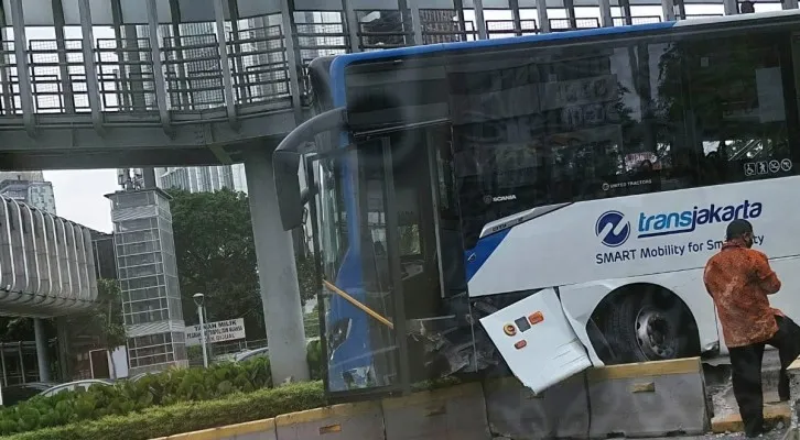 Transjakarta menabrak separator di depan Ratu Plaza, Sudirman, Jakarta Pusat. (Foto/Ist)