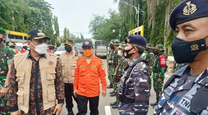 Walikota Cilegon Helldy Agustian saat apel siaga bencana di halaman Pemkot Cilegon. (ist)