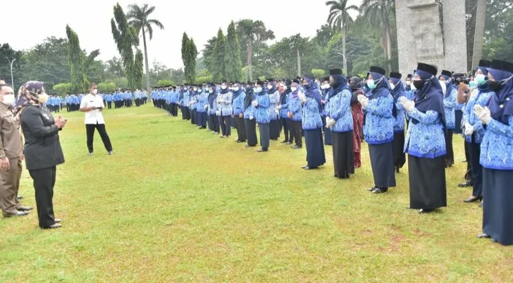 Bupati Bogor, Ade Yasin menyapa 826 ASN yang dilantiknya di Lapangan Tegar Beriman, Cibinong, Kabupaten Bogor, Jumat (3/12). (dok. diskominfo)