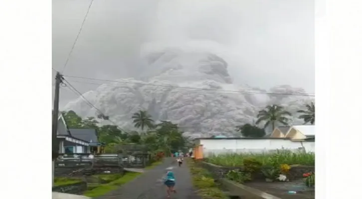 Gunung Semeru Alami Erupsi Dahsyat (Foto: Istimewa)