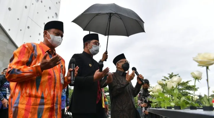 Wapres KH Ma'ruf Amin saat berdoa di depan Monumen Pahlawan Covid-19. (Foto/Setwapres)