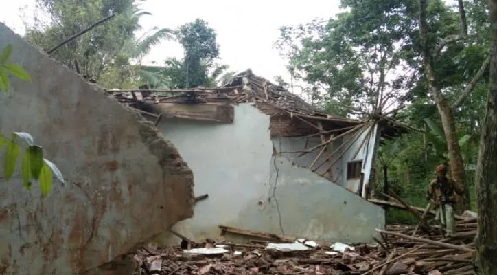 Bangunan sekolah MI di Cirinteun ambruk diduga lantaran bangunan lapuk. (foto: ist)