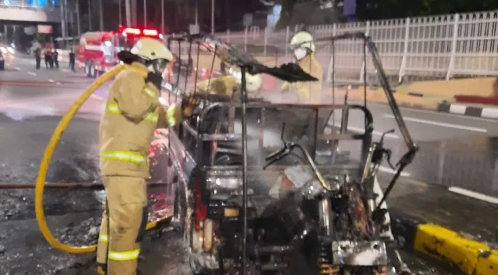 Motor bak roda 3 ludes terbakar di depan PIM 2, Pondok Indah, Kebayoran Lama Jakarta Selatan. (foto: ist)