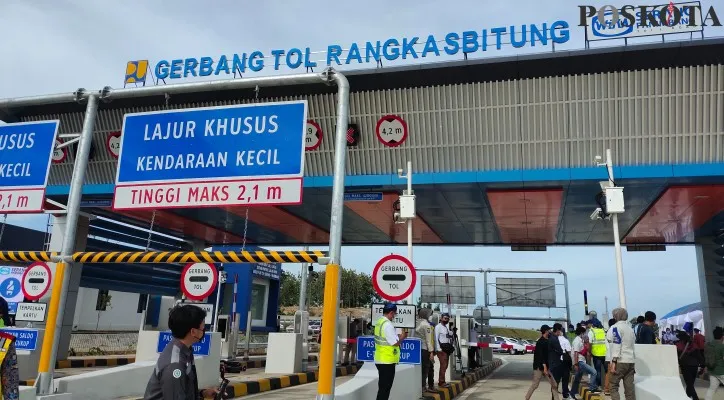 Pengendara melakukan taping di gerbang Tol serang-panimbang. (foto: yusuf)