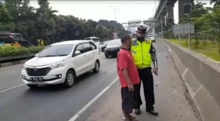 Seorang pria tanpa identitas diamankan polisi karena berjalan di pinggiran Tol JORR, Lebak Bulus, Jakarta Selatan. (Ist)