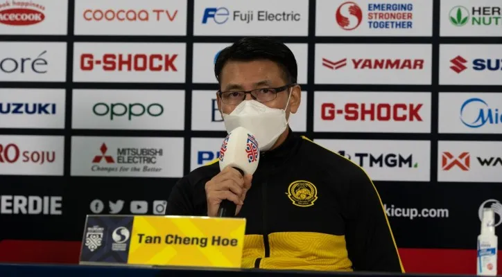 Pelatih Malaysia, Tan Cheng Hoe saat sesi konferensi pers jelang laga Malaysia vs Kamboja di Piala AFF 2020. (foto:ist)