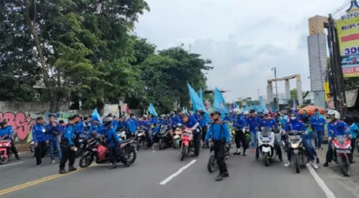 Ribuan buruh Tangerang melakukan aksi blokir jalan di Jalan Raya Serang. (Foto/Veronica)