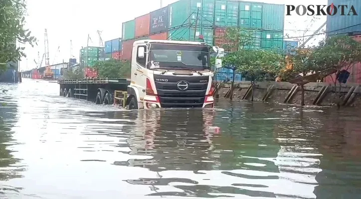 Aktivitas bongkar muat barang di Pelabuhan Sunda Kelapa berhenti dampak banjir rob yang masih menggenang. (foto: yono)