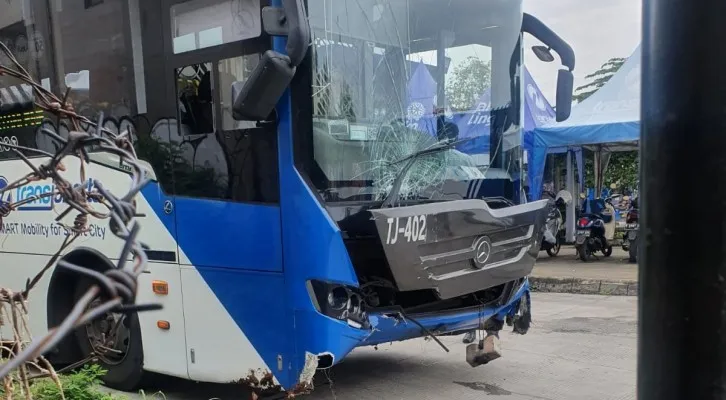 Transjakarta ringsek setelah menabrak pagar di Puri Beta, Cildedug, Tangerang. (Foto/Ist)