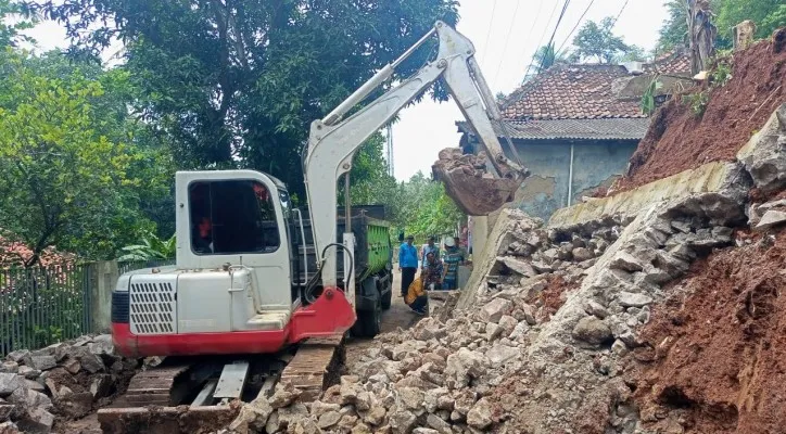 Alat berat diturunkan bersihkan material longsor di Kelurahan Gerem. (ist)