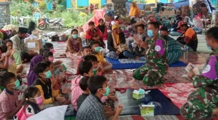 Dinas Psikologi TNI Angkatan Laut (Dispsial) memberikan bantuan Healing kepada anak-anak pengungsi korban bencana alam erupsi Gunung Semeru di Kabupaten Lumajang