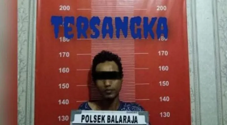 Tersangka saat diamankan di Mapolsek Balaraja. (foto/ ist)