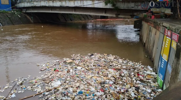 Kondisi ketinggian muka air di Pintu air Manggarai, Jakarta Selatan Selasa (7/12/2021). (foto: cr10)